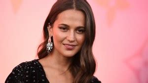 Alicia Vikander Recalls Nude Scene Where She Didn’t Feel。